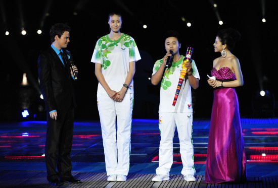 第26届世界大运会服装亮相 赵蕊蕊、胡佳与穆佳共展火炬风采